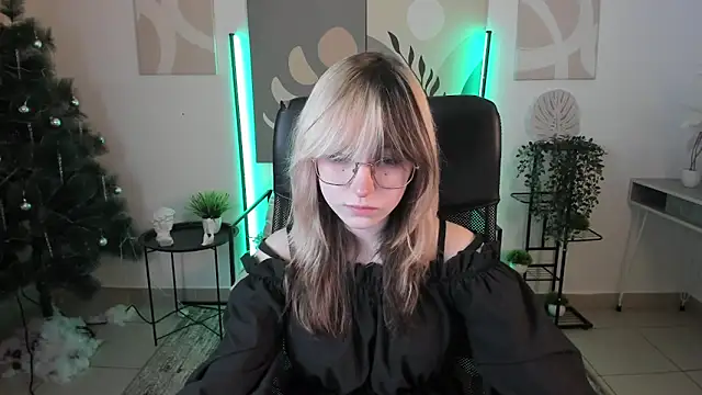 Snapshot of NyxCalderra chatting on 05.18.26 NyxCalderra online show from 05.18.26
