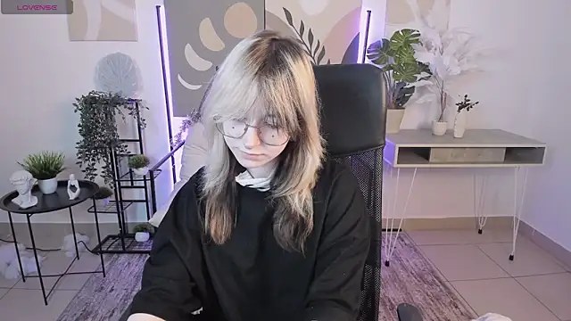 Snapshot of NyxCalderra chatting on 05.30.26 NyxCalderra online show from 05.30.26