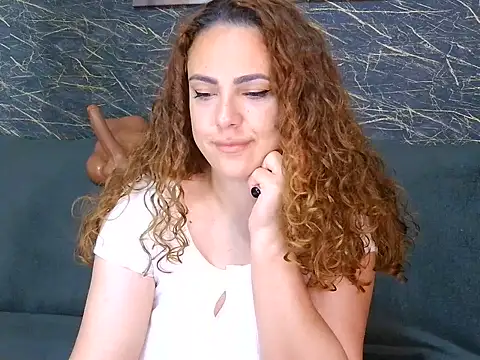 Snapshot of curlygirl35 chatting on 06.10.26 curlygirl35 online show from 06.10.26