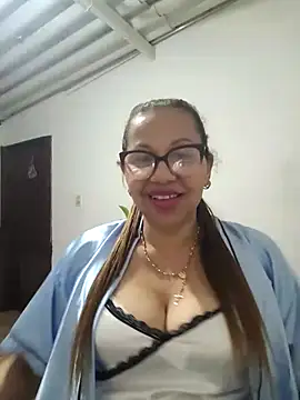 Snapshot of Ladymilf12 chatting on 05.05.26 Ladymilf12 online show from 05.05.26
