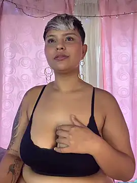 Snapshot of A_CURVY_HOT chatting on 05.11.26 A CURVY HOT online show from 05.11.26
