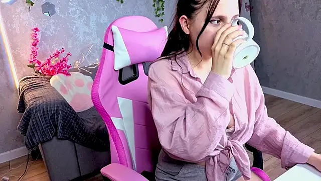 Julia Shyy online show from 06.05.26