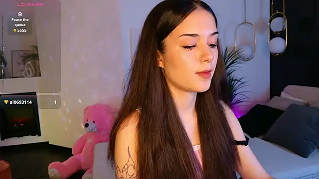 SkinnyEllie online show from 05.10.26