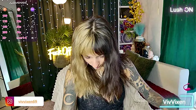 Snapshot of VivVixen chatting on 06.19.26 VivVixen online show from 06.19.26