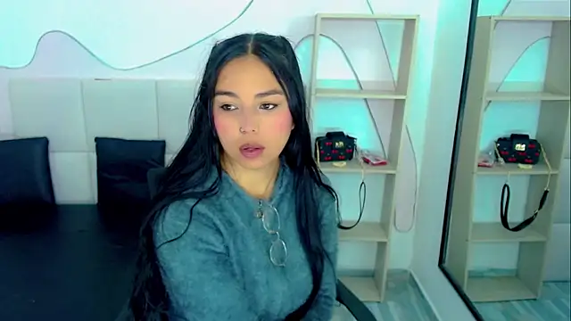 GiannaHott online show from 04.30.26