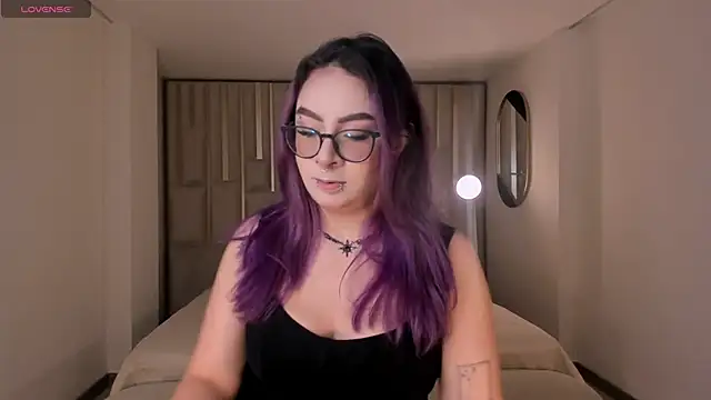 Snapshot of LoiseHarper chatting on 06.19.26 LoiseHarper online show from 06.19.26