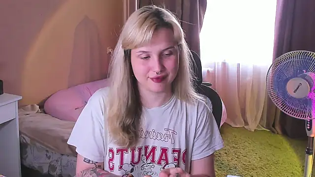 Snapshot of hellfirekiss chatting on 06.26.26 hellfirekiss online show from 06.26.26