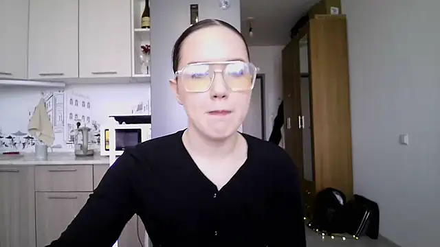 Snapshot of LannieCam chatting on 05.25.26 LannieCam online show from 05.25.26