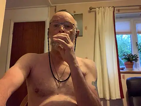 Snapshot of Moonraker64 chatting on 05.04.26 Moonraker64 online show from 05.04.26