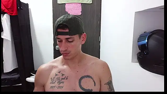Snapshot of RaulRico chatting on 06.18.26 RaulRico online show from 06.18.26