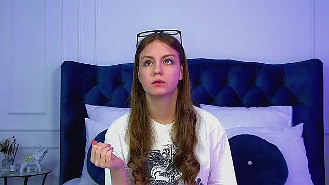 Snapshot of SofiaSarvains chatting on 05.17.26 SofiaSarvains online show from 05.17.26