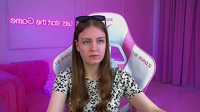 Snapshot of SofiaSarvains chatting on 05.18.26 SofiaSarvains online show from 05.18.26