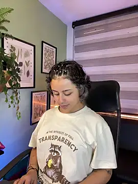 Snapshot of Lusiana__ chatting on 05.28.26 Lusiana online show from 05.28.26