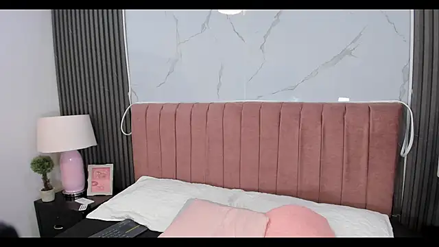 Hanna Thorne online show from 06.04.26