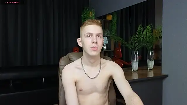 Snapshot of Tommy_CrashXXX chatting on 05.12.26 Tommy CrashXXX online show from 05.12.26