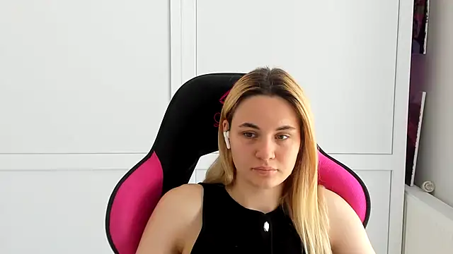 Snapshot of Emma_starrs_ chatting on 06.11.26 Emma starrs online show from 06.11.26