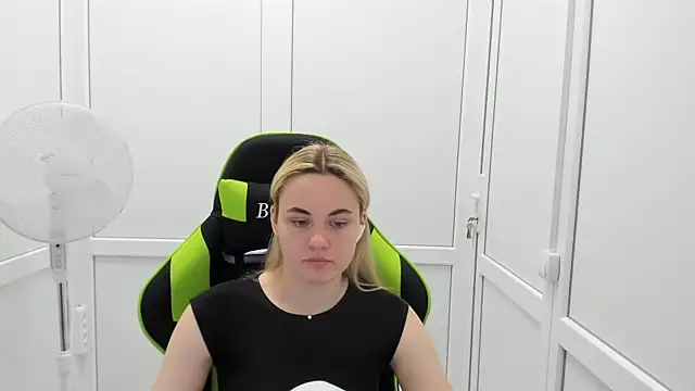 Snapshot of Emma_starrs_ chatting on 06.26.26 Emma starrs online show from 06.26.26