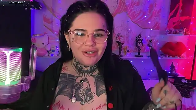 Snapshot of BigBootyHolly chatting on 07.18.26 BigBootyHolly online show from 07.18.26