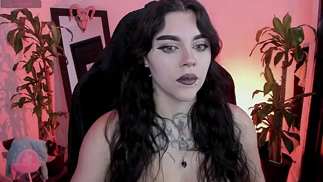 Snapshot of MissCharlottte_18 chatting on 05.15.26 MissCharlottte 18 online show from 05.15.26