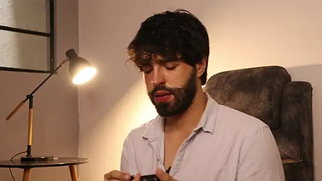 Snapshot of JuanMillano chatting on 05.20.26 JuanMillano online show from 05.20.26