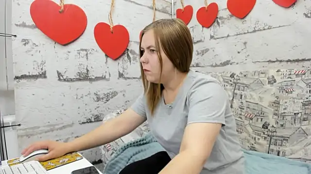 Snapshot of Dear_hollyy chatting on 05.27.26 Dear hollyy online show from 05.27.26