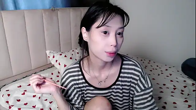 Snapshot of neverstoplovingme chatting on 05.19.26 neverstoplovingme online show from 05.19.26