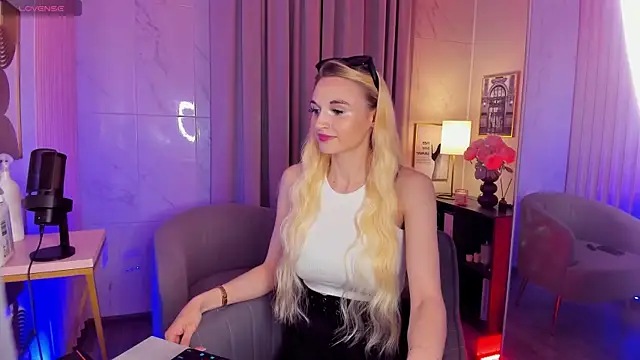 Snapshot of Mila__Lux chatting on 05.25.26 Mila Lux online show from 05.25.26