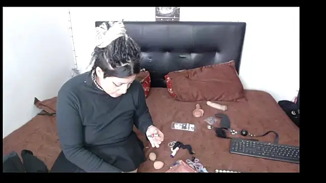 Snapshot of bonnie---clarck chatting on 05.19.26 bonnie---clarck online show from 05.19.26