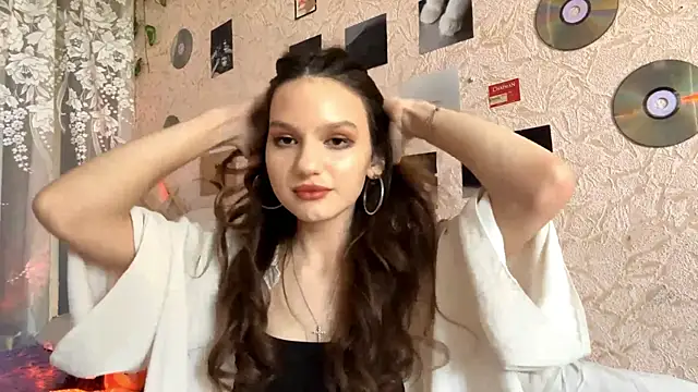 Snapshot of CarleenColley chatting on 05.19.26 CarleenColley online show from 05.19.26