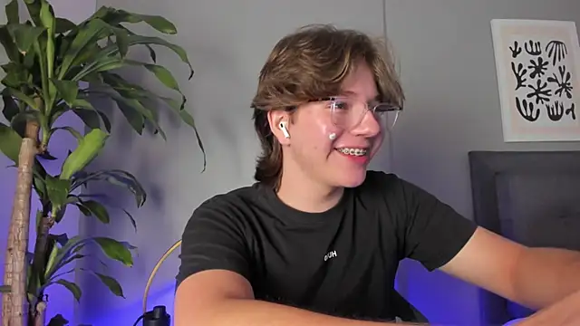 Snapshot of LucasMoraless chatting on 05.30.26 LucasMoraless online show from 05.30.26