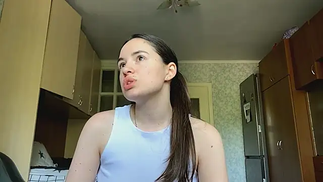 Snapshot of CarolineRu chatting on 05.27.26 CarolineRu online show from 05.27.26
