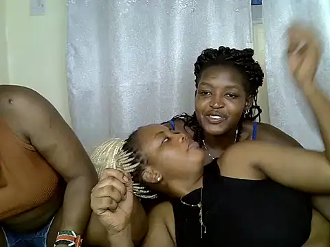 Snapshot of Lorainebabes chatting on 06.06.26 Lorainebabes online show from 06.06.26