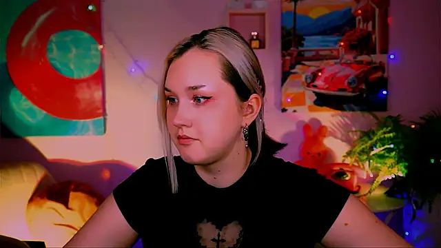 Snapshot of ViolettWoods chatting on 05.18.26 ViolettWoods online show from 05.18.26