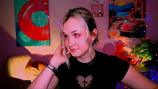 Snapshot of ViolettWoods chatting on 05.19.26 ViolettWoods online show from 05.19.26