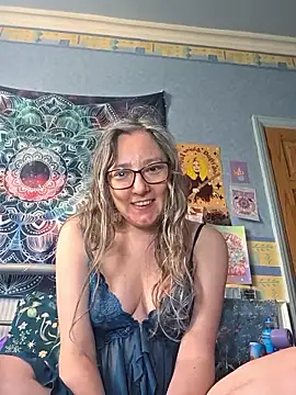 Snapshot of Izzylove47 chatting on 05.18.26 Izzylove47 online show from 05.18.26