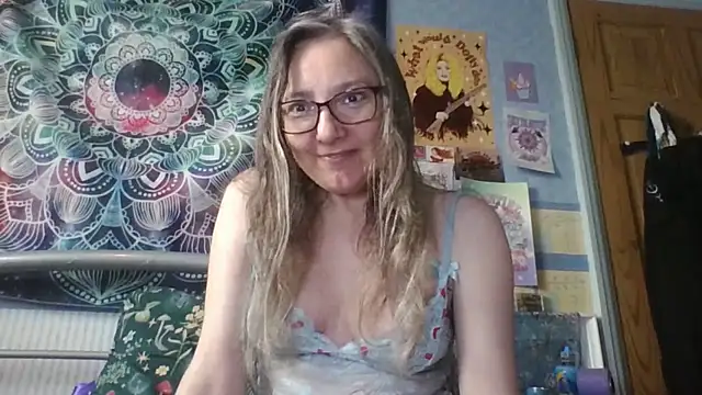 Snapshot of Izzylove47 chatting on 05.21.26 Izzylove47 online show from 05.21.26