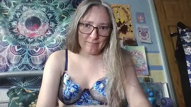 Snapshot of Izzylove47 chatting on 05.31.26 Izzylove47 online show from 05.31.26