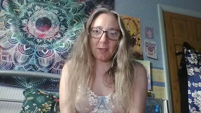Snapshot of Izzylove47 chatting on 06.05.26 Izzylove47 online show from 06.05.26