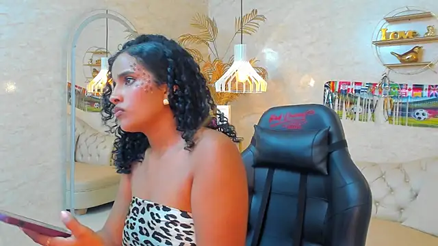 Snapshot of Horny_Curls chatting on 06.23.26 Horny Curls online show from 06.23.26