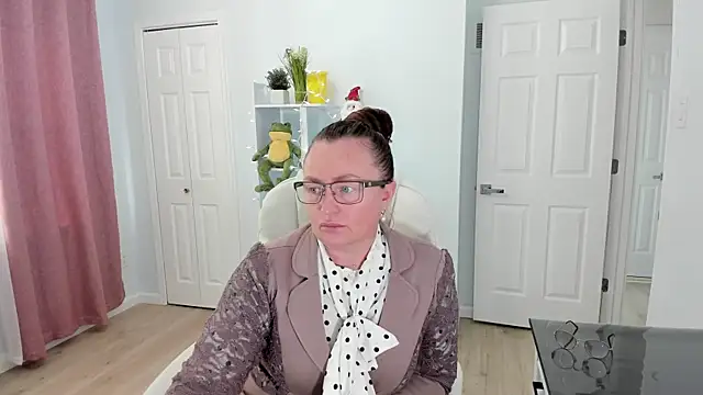 Snapshot of Vika73 chatting on 12.18.24 Vika73 online show from 12.18.24