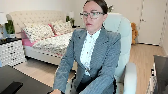 Snapshot of Vika73 chatting on 10.17.25 Vika73 online show from 10.17.25