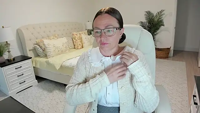 Snapshot of Vika73 chatting on 05.18.26 Vika73 online show from 05.18.26