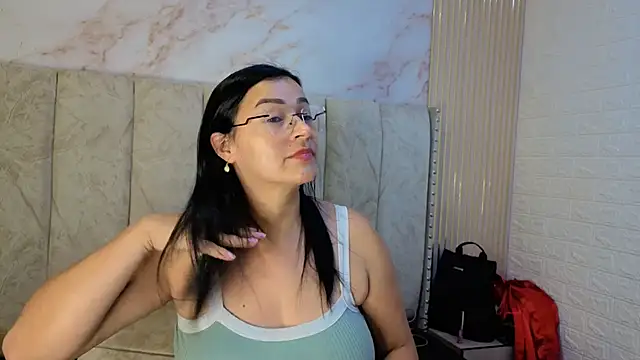 Snapshot of JuliaFerrer chatting on 05.17.26 JuliaFerrer online show from 05.17.26