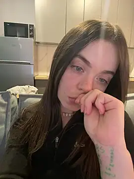 Snapshot of summerDESIRE chatting on 05.17.26 summerDESIRE online show from 05.17.26