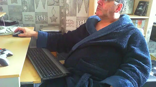 Snapshot of fatboy250 chatting on 05.19.26 fatboy250 online show from 05.19.26