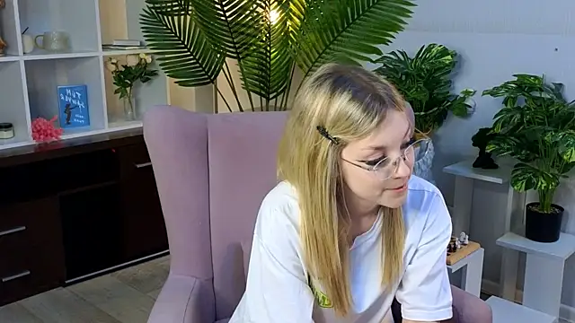 Snapshot of NovaOliphant chatting on 05.19.26 NovaOliphant online show from 05.19.26