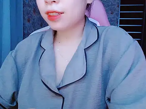 Snapshot of Julie_Ulie chatting on 05.27.26 Julie Ulie online show from 05.27.26