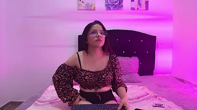 Snapshot of Samantha__Velvet chatting on 05.27.26 Samantha Velvet online show from 05.27.26