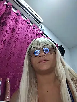 Snapshot of AuraRios chatting on 05.26.26 AuraRios online show from 05.26.26