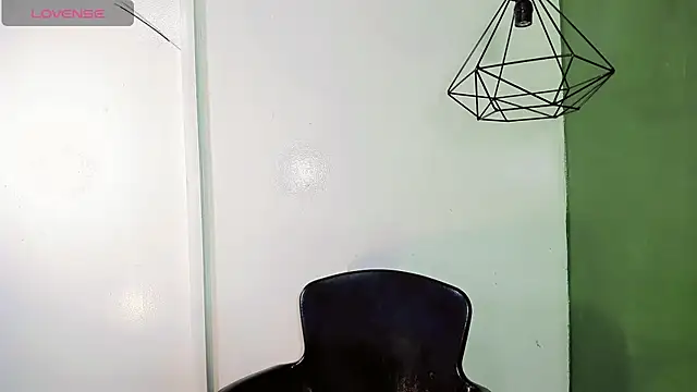 Snapshot of SophiaWild_ chatting on 07.30.26 SophiaWild online show from 07.30.26